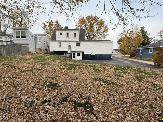 $155,000 | 909 North Hennepin Avenue, Dixon, IL 61021