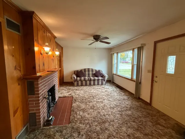 $155,000 | 909 North Hennepin Avenue, Dixon, IL 61021