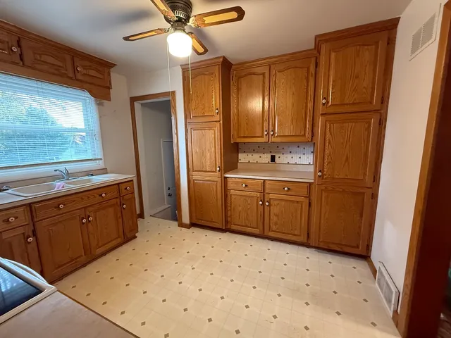 $155,000 | 909 North Hennepin Avenue, Dixon, IL 61021