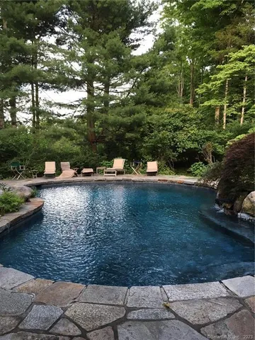 a view of yard with green space