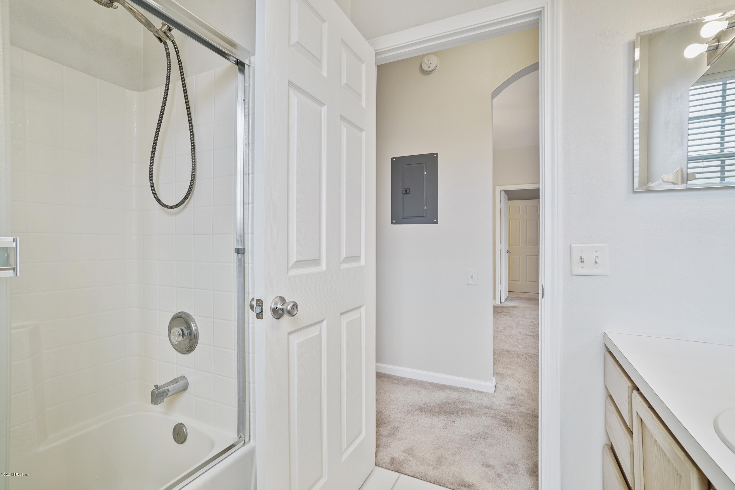 10550 Baymeadows Road, Unit 821 Jacksonville, FL 32256 - Photo 22 of 31 Tub/shower combo