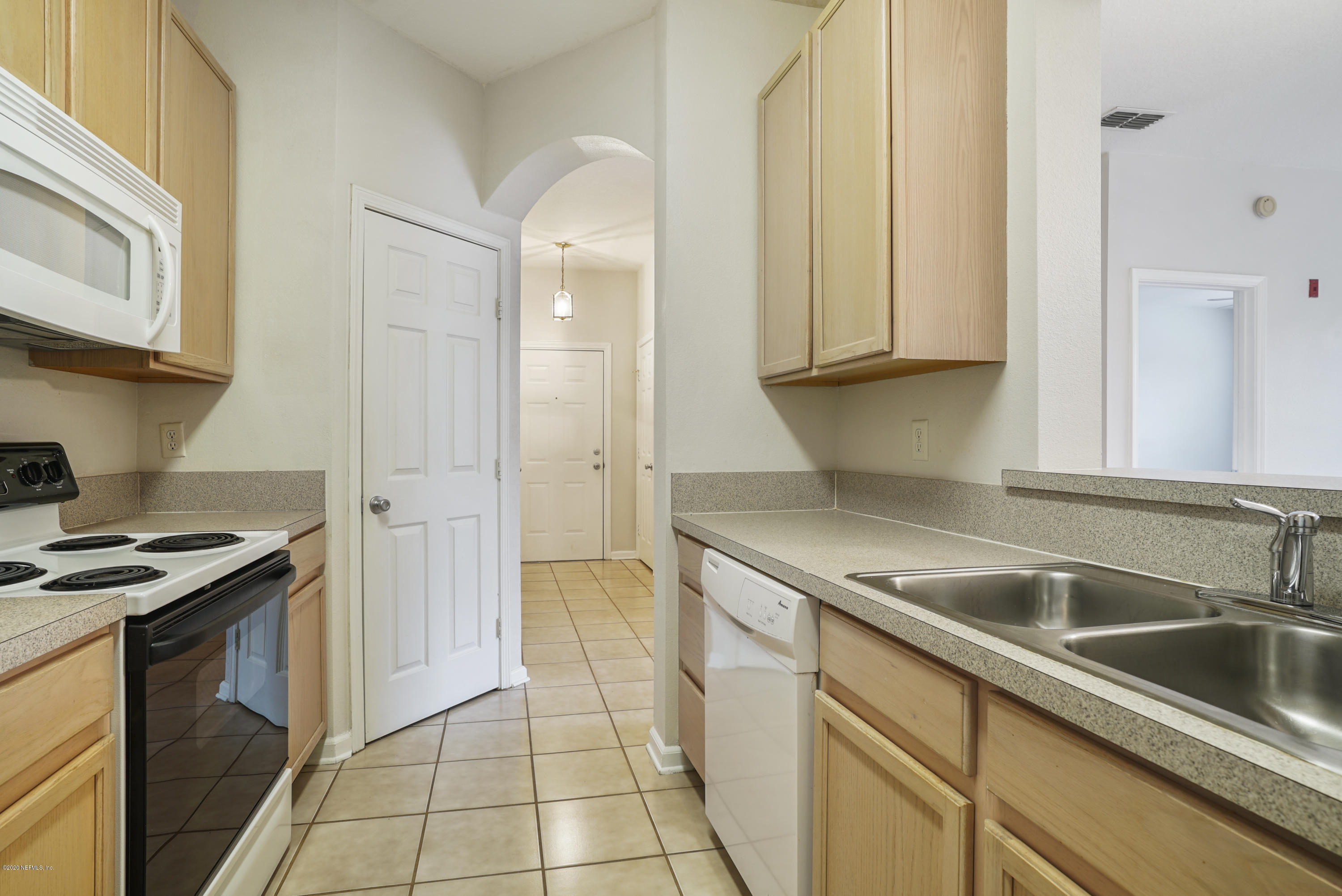 10550 Baymeadows Road, Unit 821 Jacksonville, FL 32256 - Photo 7 of 31 Galley style Kitchen