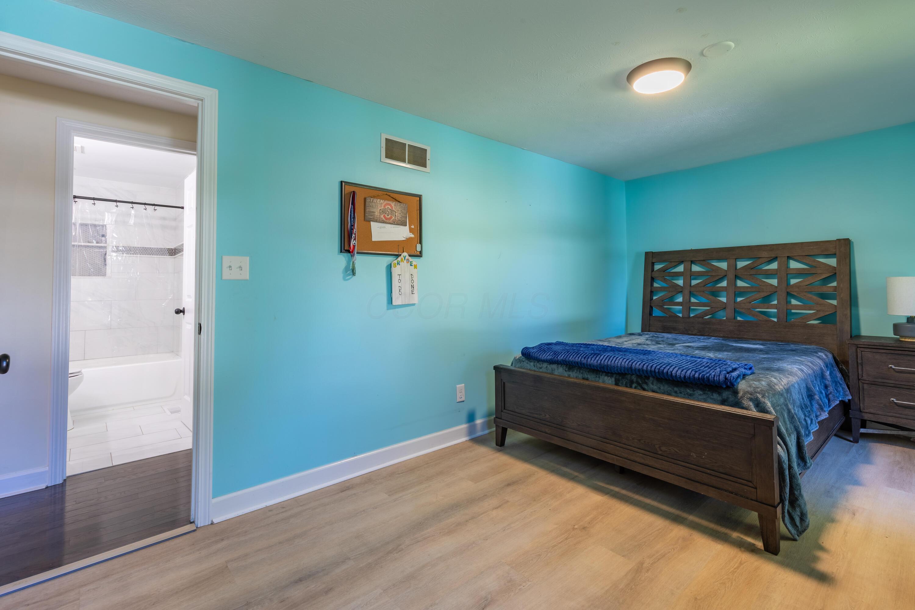 2047 Wolverhampton Road Powell, OH 43065 - Photo 17 of 33 017