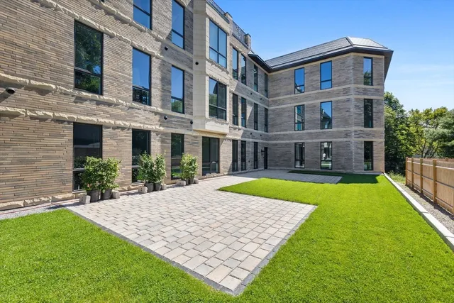 $1,035,000 | 1114 Beacon Street, Unit 104, Newton, MA 02461