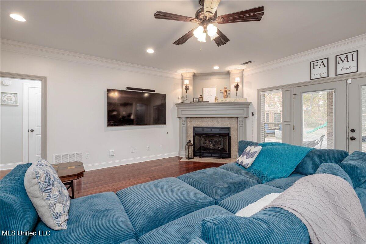 1296 Country Club Road Senatobia, MS 38668 - Photo 24 of 38 16-Living room