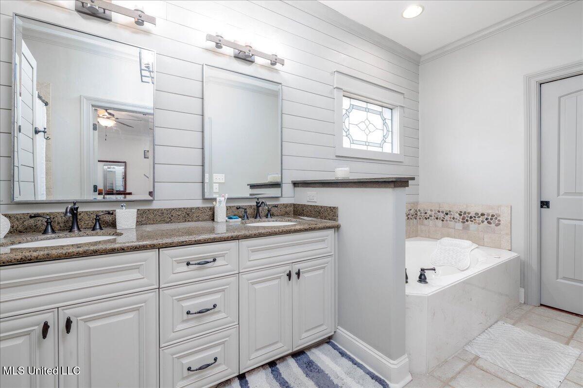 1296 Country Club Road Senatobia, MS 38668 - Photo 27 of 38 26-Primary Bath