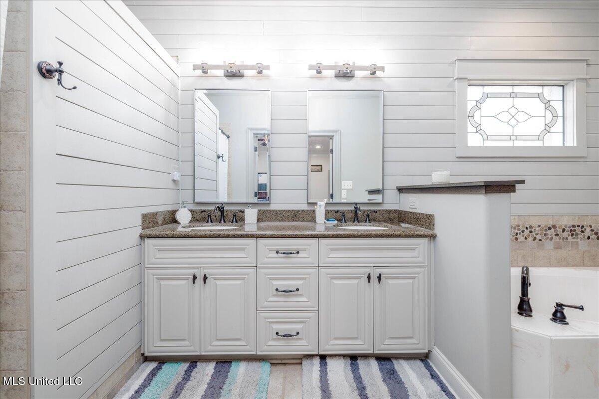1296 Country Club Road Senatobia, MS 38668 - Photo 28 of 38 25-Primary Bath