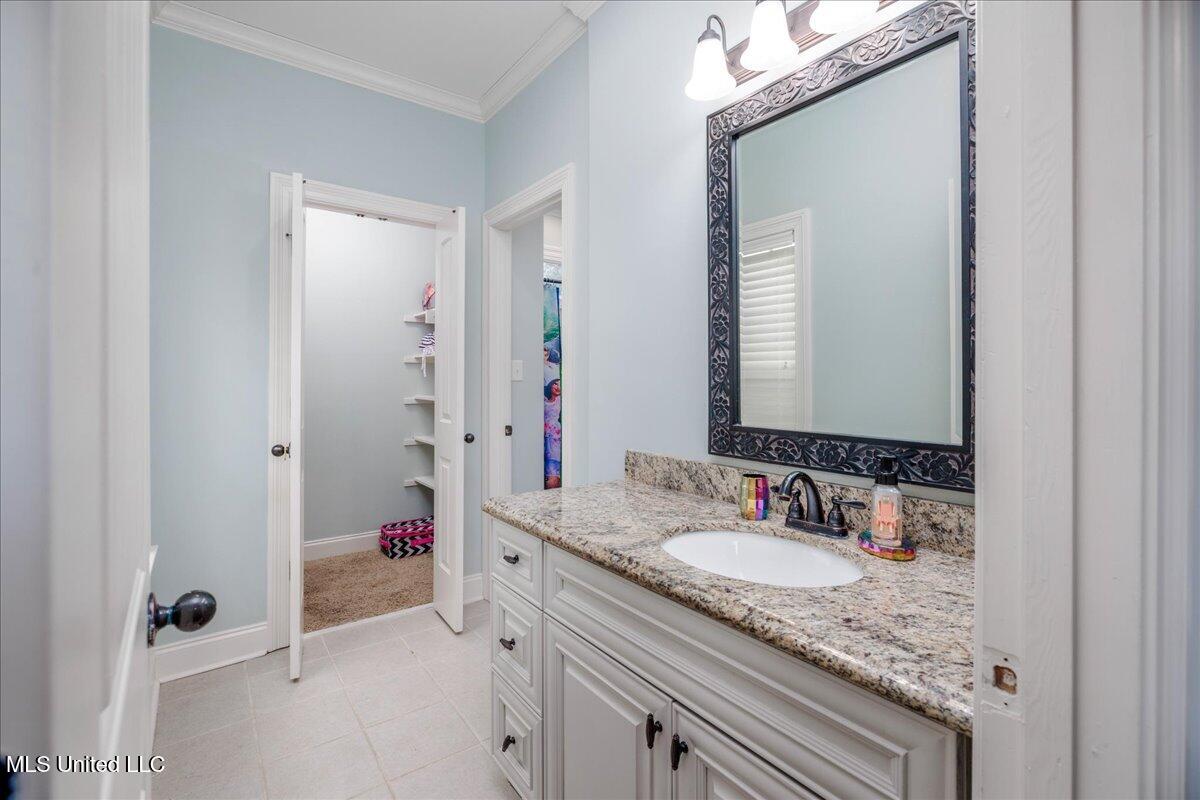1296 Country Club Road Senatobia, MS 38668 - Photo 34 of 38 12-Jack and Jill Bath