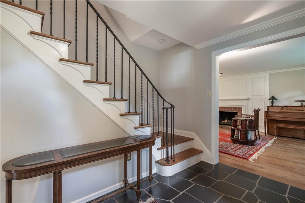 709 Pinetree Road Pittsburgh, PA 15243 - Photo 3 of 25 Gallery Image 3