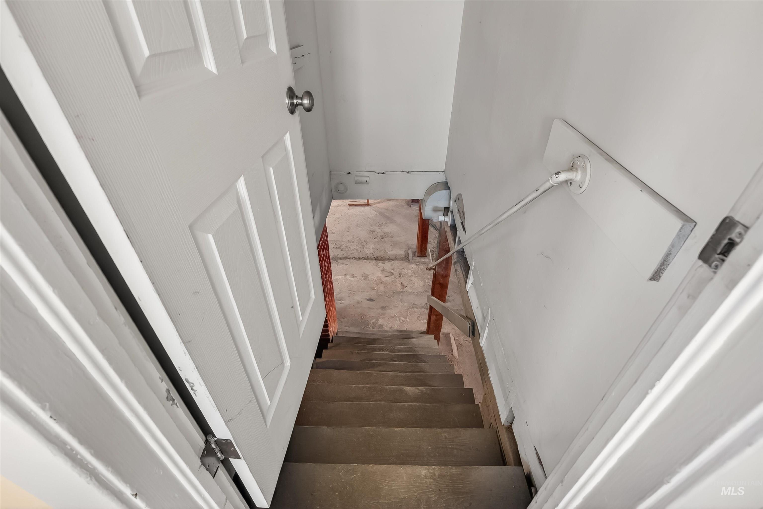 921 3rd Street Clarkston, WA 99403 - Photo 21 of 39 View of staircase