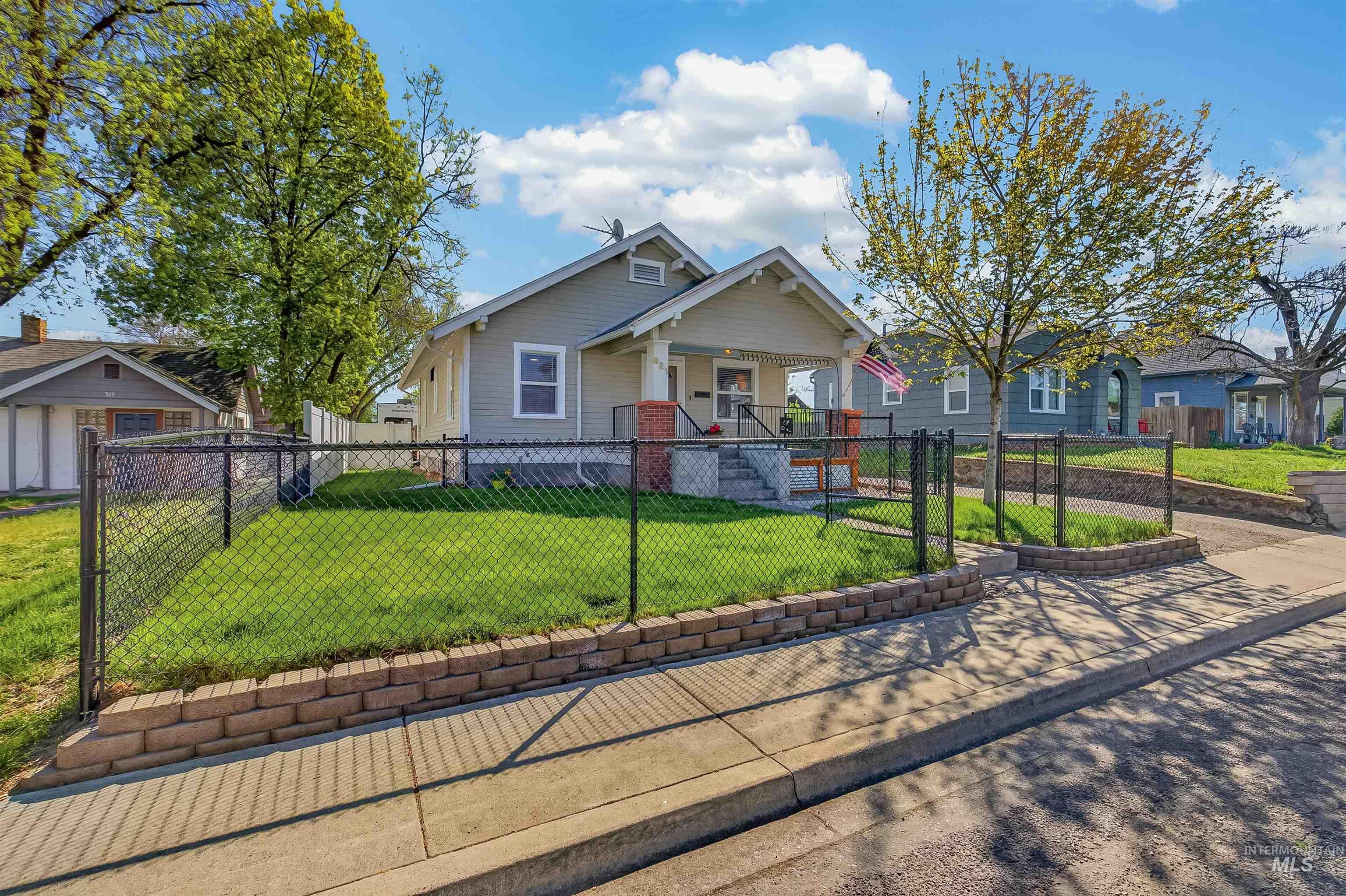 921 3rd Street Clarkston, WA 99403 - Photo 25 of 39 Bungalow-style house with a fenced front yard and a gate