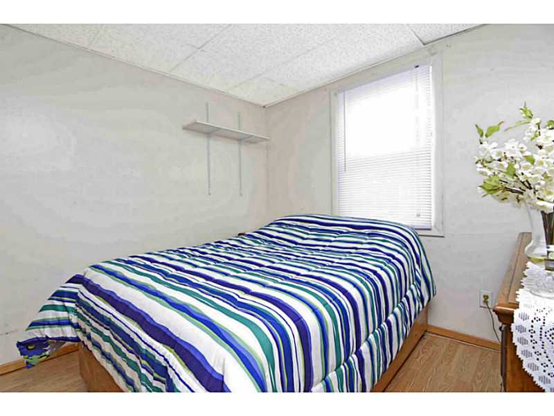 23 Angell Road Narragansett, RI 02882 - Photo 10 of 20 Bedroom. Cozy but comfortable! (closet not shown).