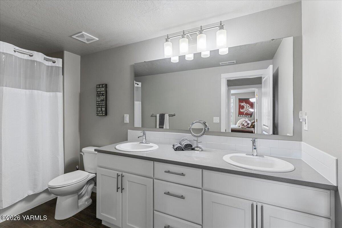 7803 Fremont Way Yakima, WA 98908 - Photo 37 of 49 Upstairs bath