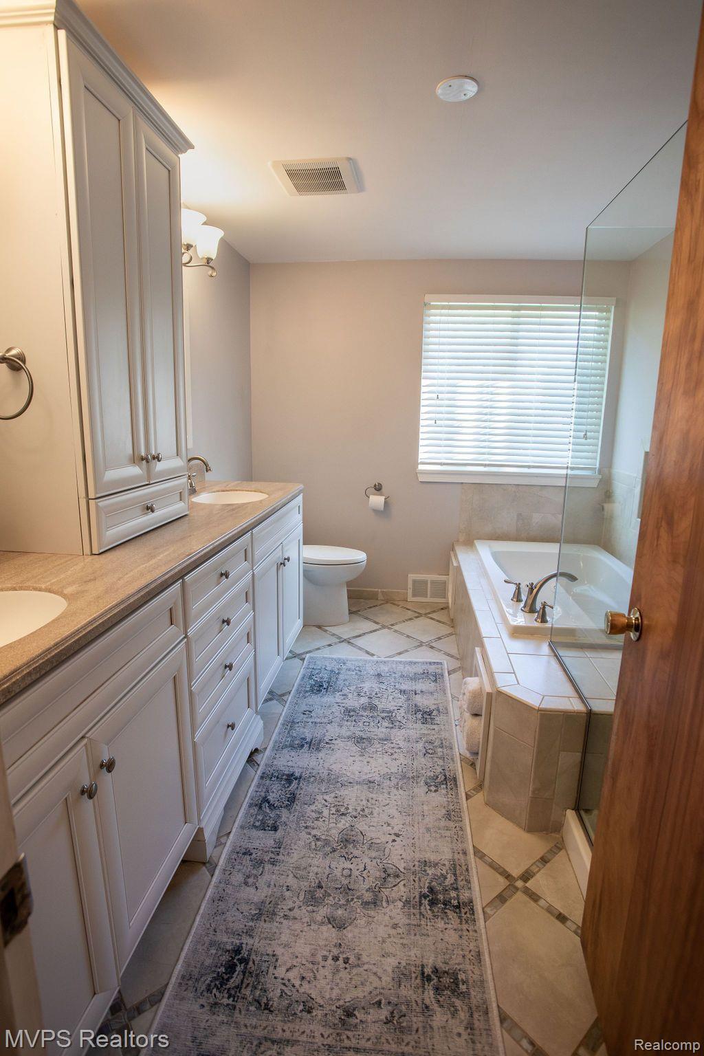 1596 Kingsmere Circle Rochester, MI 48309 - Photo 10 of 24 Gallery Image 10