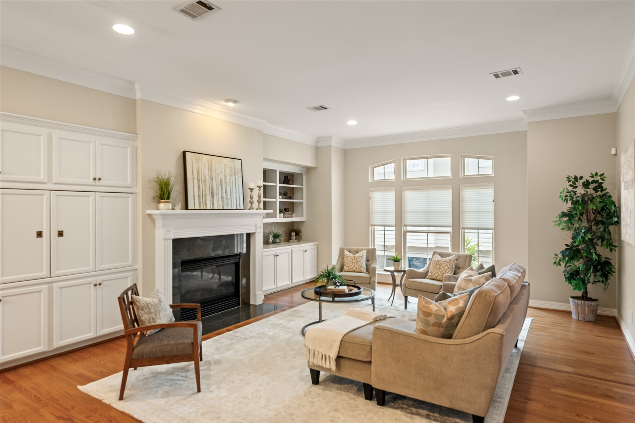 2708 Wroxton Road West University Place, TX 77005 - Photo 12 of 22 There's a dedicated light for your masterpiece.
