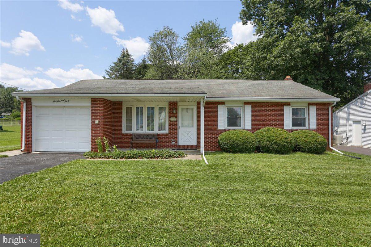 130 South Oak Street Lititz, PA 17543 - Photo 1 of 12 Front