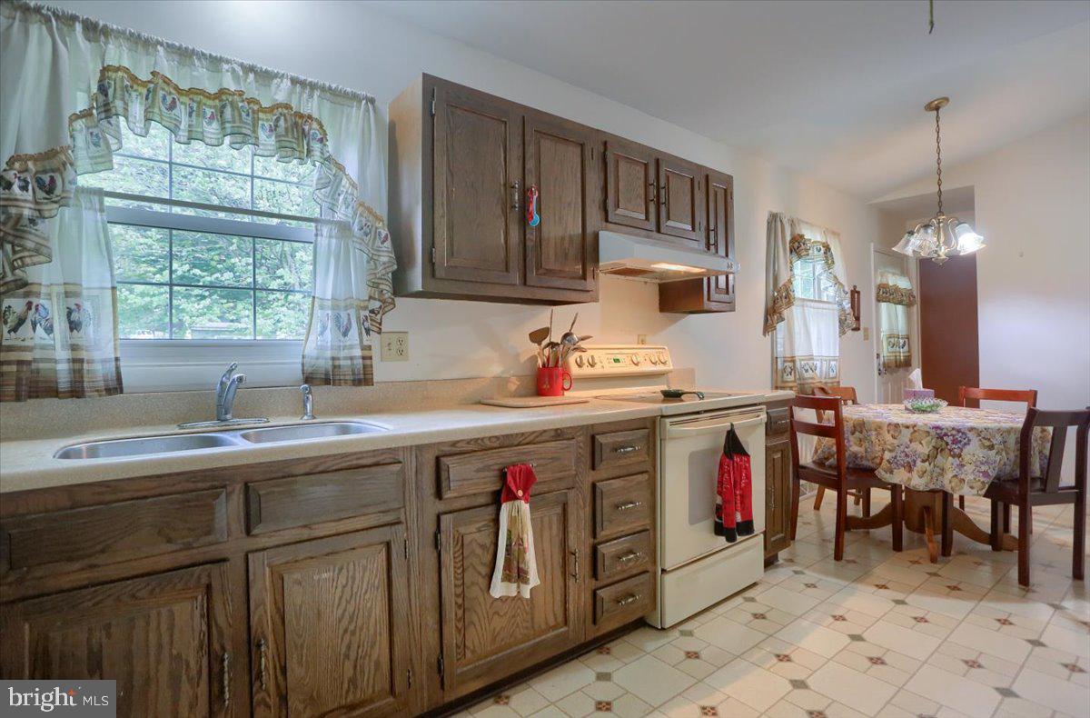 130 South Oak Street Lititz, PA 17543 - Photo 3 of 12 Kitchen
