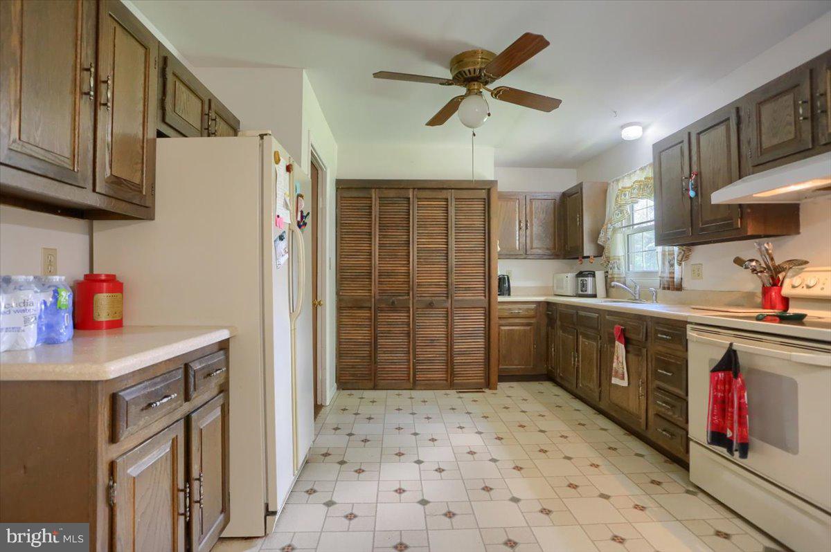 130 South Oak Street Lititz, PA 17543 - Photo 4 of 12 Kitchen