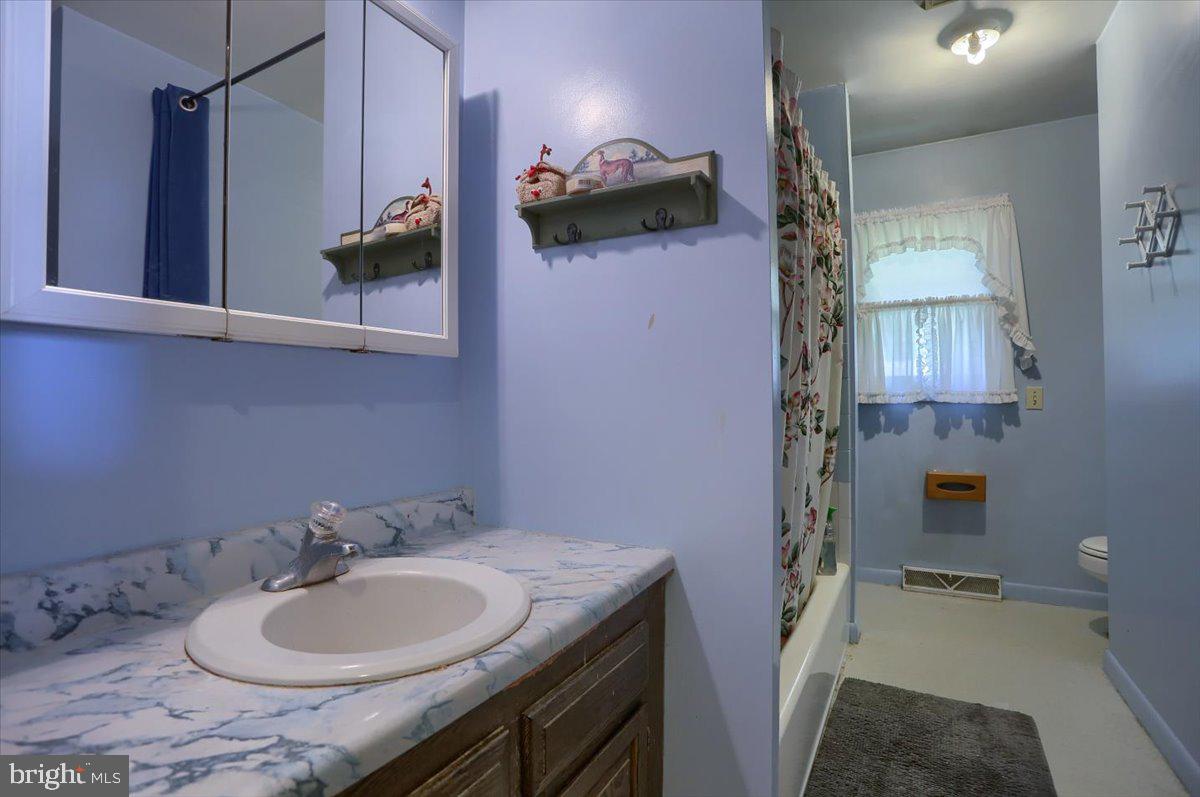 130 South Oak Street Lititz, PA 17543 - Photo 8 of 12 Bath