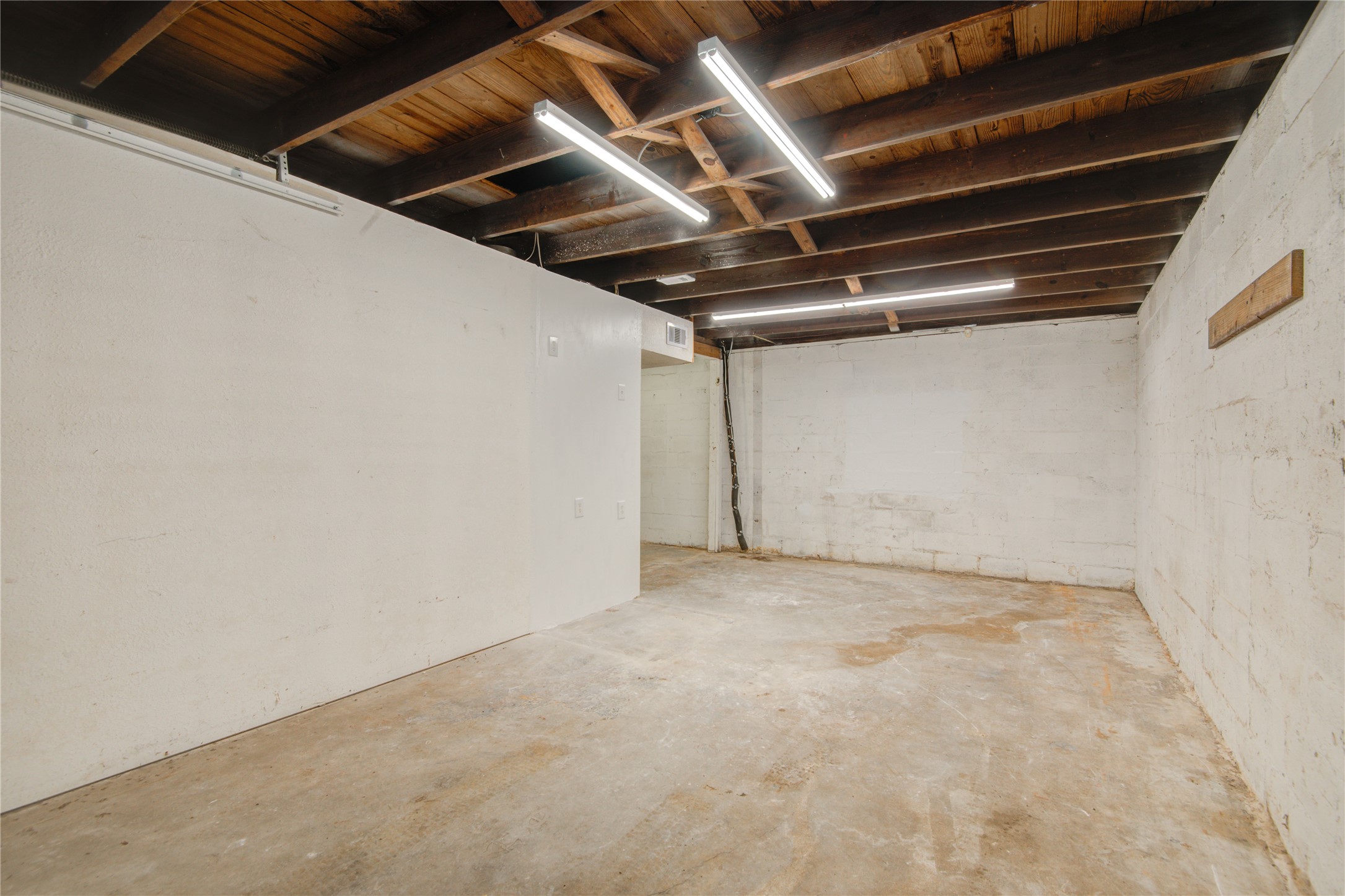 327 South Main Street Clute, TX 77531 - Photo 12 of 31 a view of an empty room