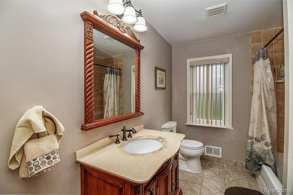 71 Montmorency Road Rochester Hills, MI 48307 - Photo 17 of 29