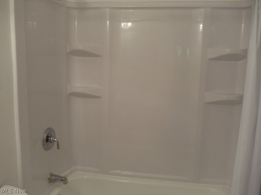 980 East Green Road Cleveland, OH 44121 - Photo 12 of 25 EASY TO MAINTAIN TUB SURROUND IS WHAT YOU WILL FIND IN THIS CUTE BATH.
