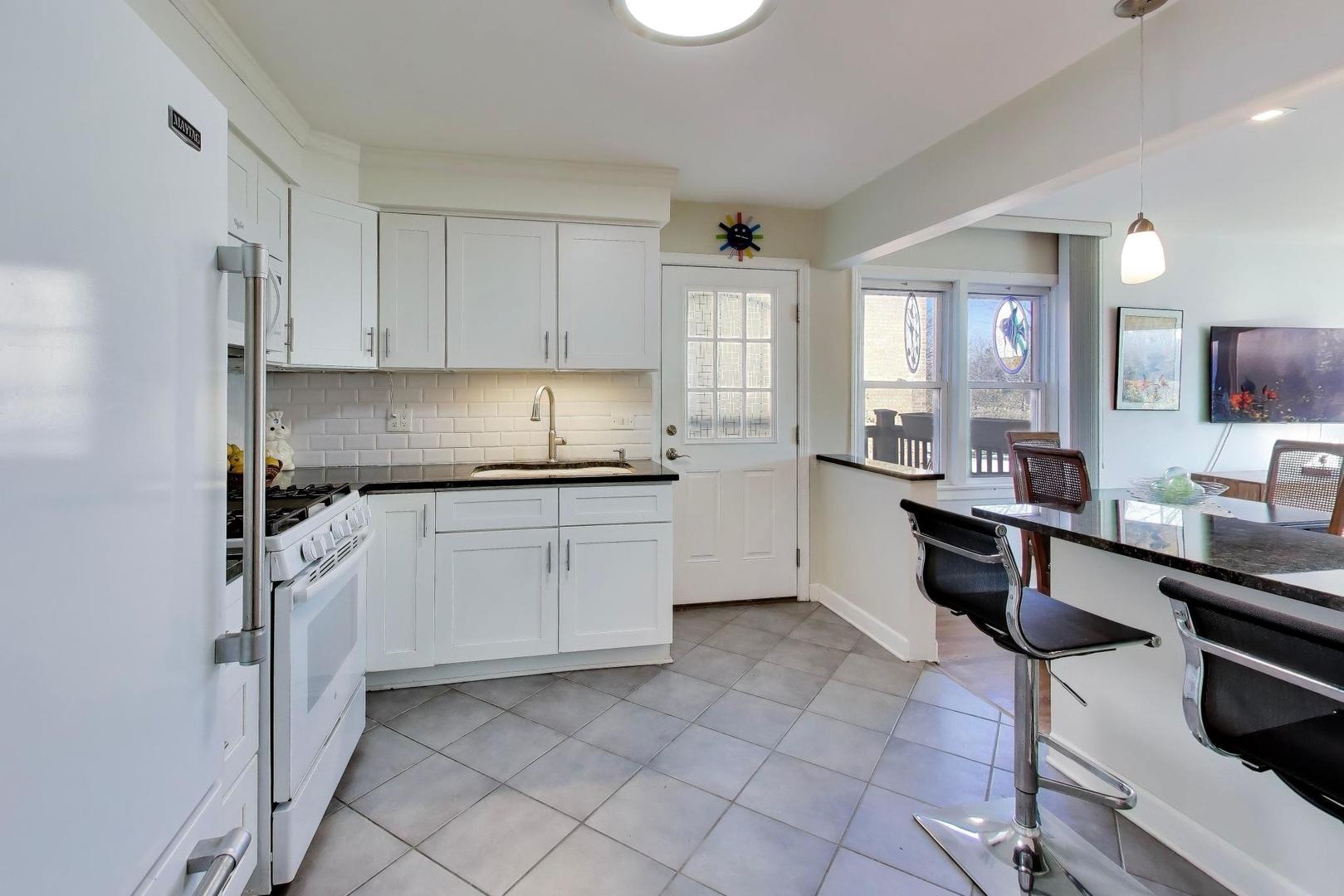 8428 McCormick Boulevard Skokie, IL 60076 - Photo 9 of 52