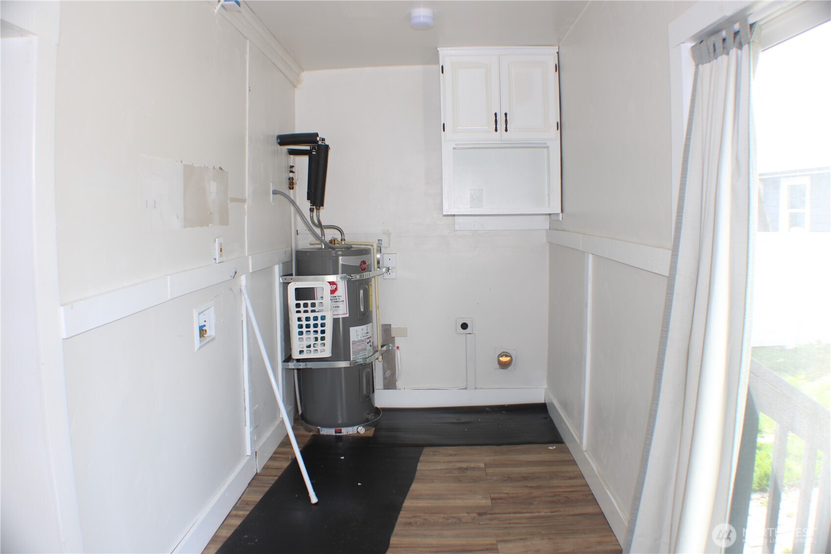 1224 4th Street Cosmopolis, WA 98537 - Photo 13 of 33 a view of a hallway with front door
