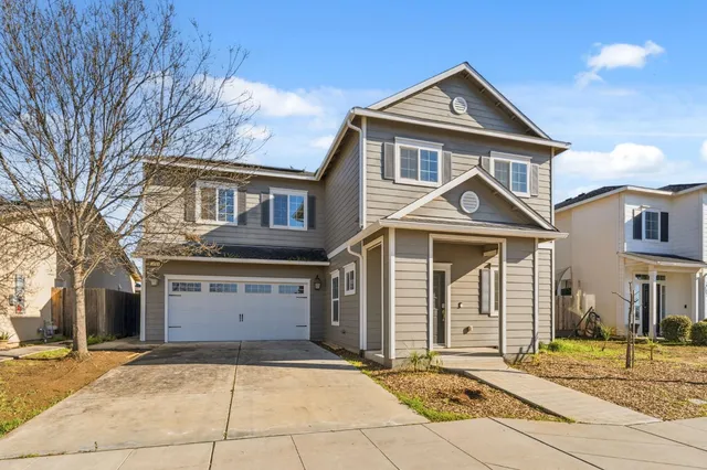 $549,000 | 2715 Las Rosas Avenue, Clovis, CA 93619