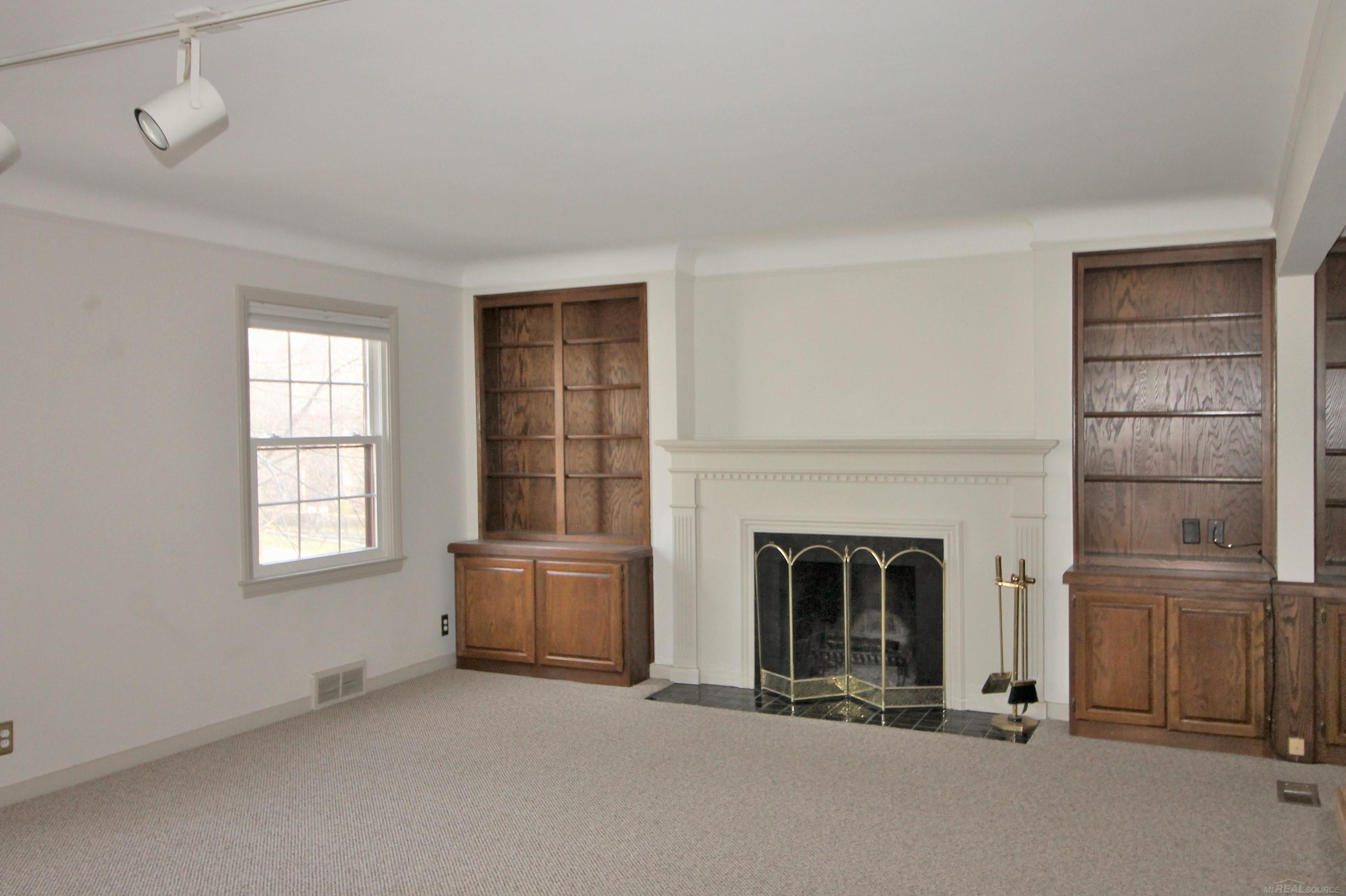 307-309 Rivard Boulevard Grosse Pointe, MI 48230 - Photo 18 of 41 50135199-64fb5f4c-0b73-4565-906d-7eaaf6301f3d.JPG
