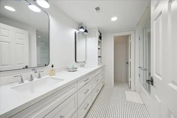 $1,465,000 | 2211 Dunraven Lane, Houston, TX 77019