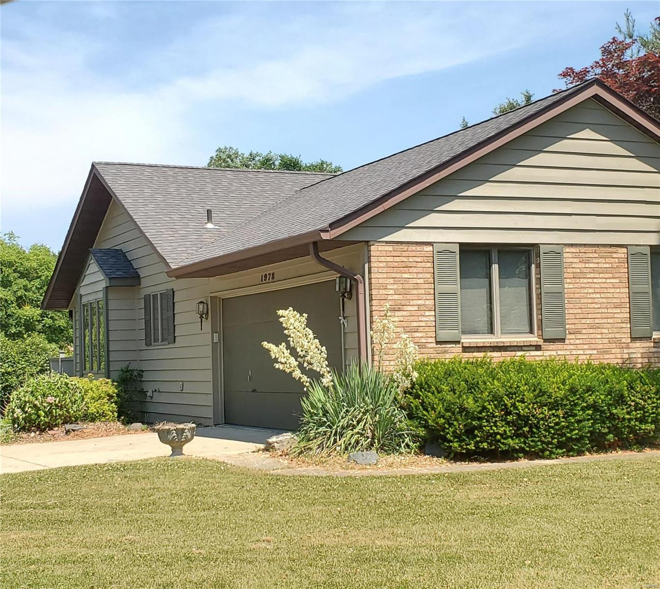 1978 Banyan Tree Road Collinsville, IL 62234 - Photo 3 of 4 Gallery Image 3