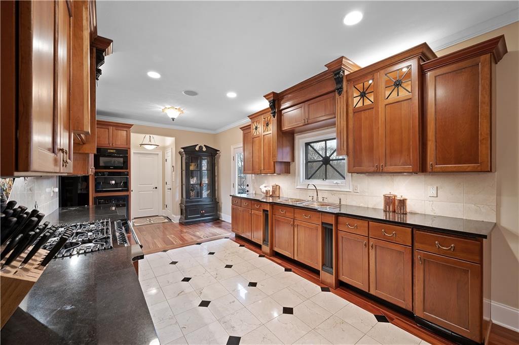 408 Oak Lane Coraopolis, PA 15108 - Photo 14 of 50