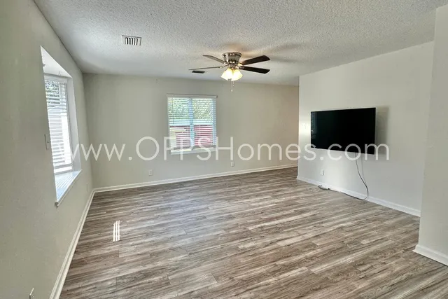 $1,795 | 326 Washington Avenue, Valparaiso, FL 32580