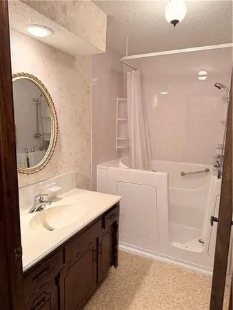 $240,000 | 105 North Landcaster Drive, Raymore, MO 64083