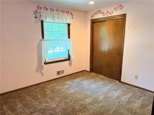 $240,000 | 105 North Landcaster Drive, Raymore, MO 64083