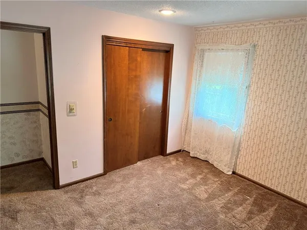 $240,000 | 105 North Landcaster Drive, Raymore, MO 64083