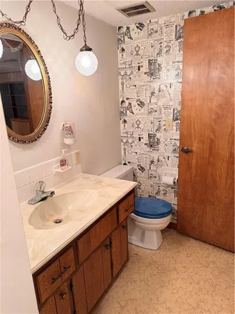 $240,000 | 105 North Landcaster Drive, Raymore, MO 64083
