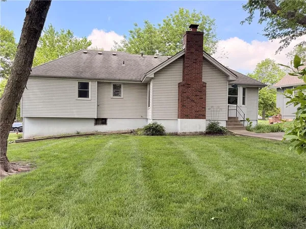 $240,000 | 105 North Landcaster Drive, Raymore, MO 64083