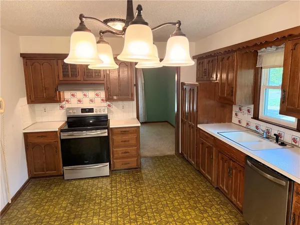 $240,000 | 105 North Landcaster Drive, Raymore, MO 64083
