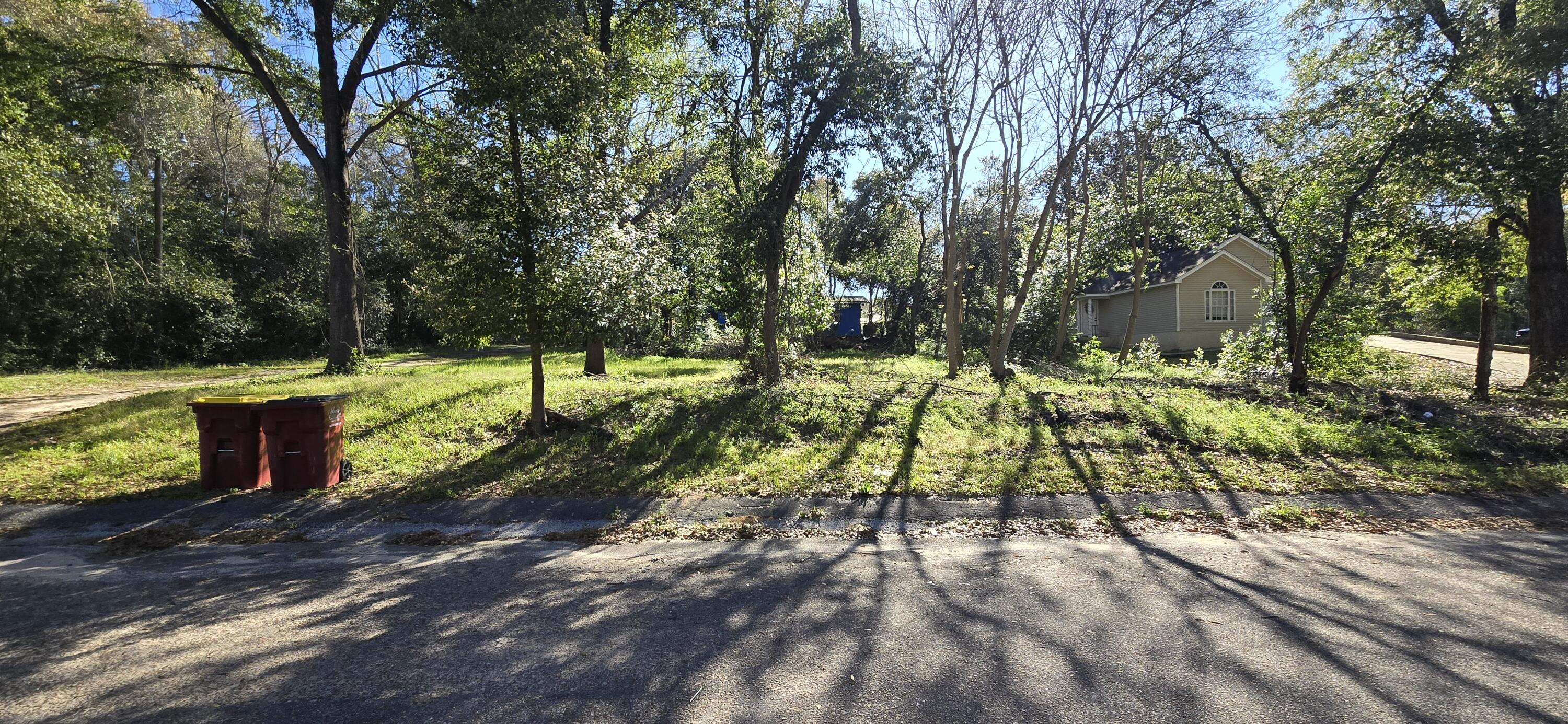 292 Ratliff Street Crestview, FL 32536 - Photo 3 of 10 20250319_093329