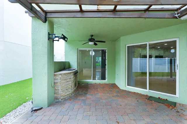 a view of entryway with a garden