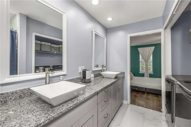 a en suite bathroom with sinks and mirror