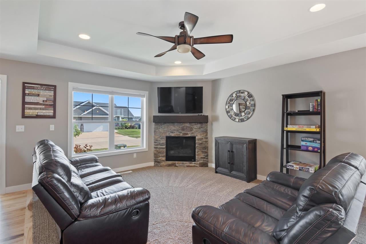 195 Saddleback Road Marion, IA 52302 - Photo 3 of 36 Gallery Image 3