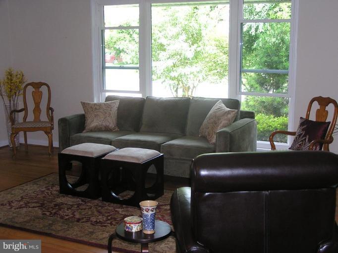 9409 Crosby Road Silver Spring, MD 20910 - Photo 2 of 25 Living Room
