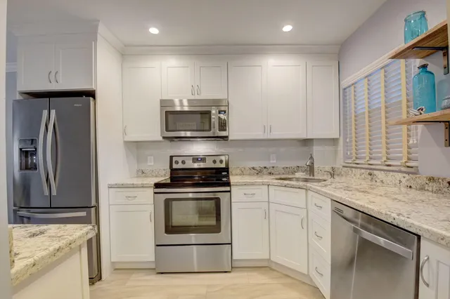 $275,000 | 650 Snug Harbor Drive, Unit G307, Boynton Beach, FL 33435