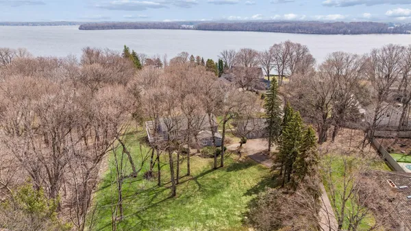 $1,000,000 | 21-xx Huntington Point Road East, Minnetonka Beach, MN 55391