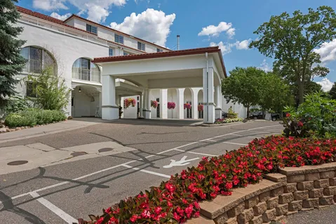 $1,000,000 | 21-xx Huntington Point Road East, Minnetonka Beach, MN 55391