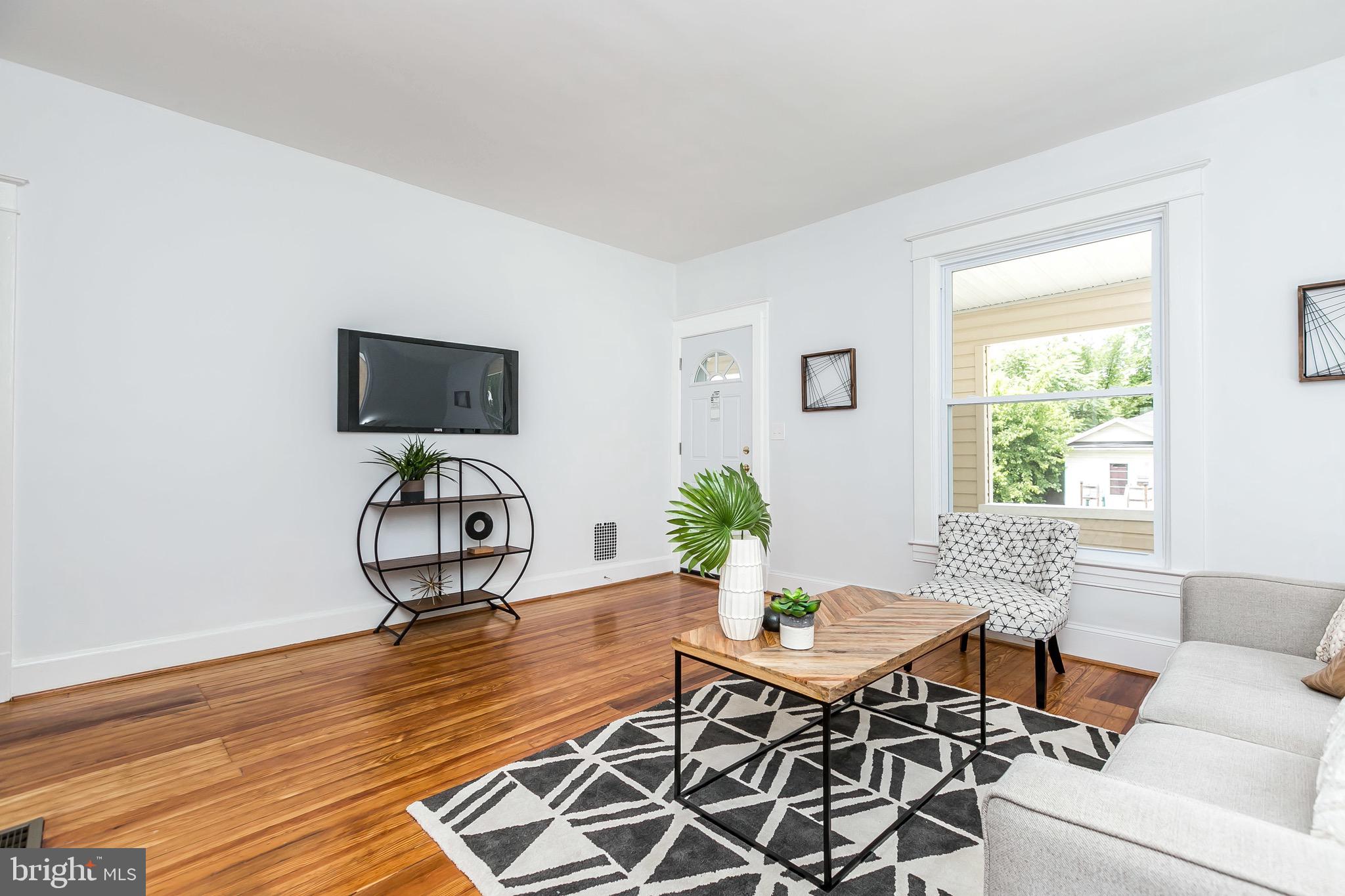 3119 Cedarhurst Road Baltimore, MD 21214 - Photo 3 of 34 Livingroom