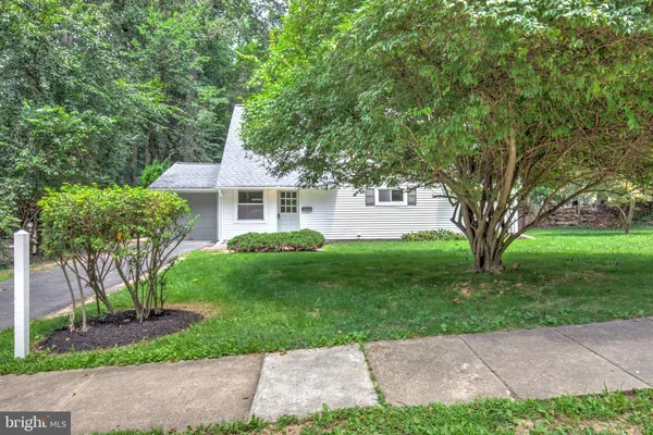 a house that is sitting in the grass